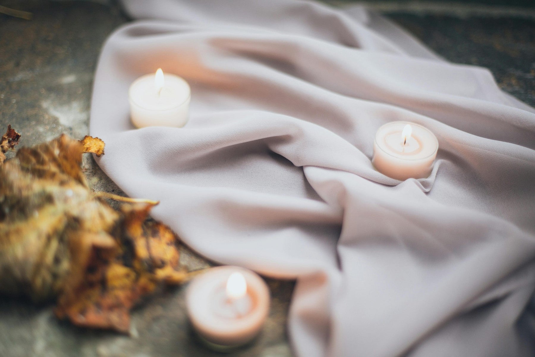 Warm & Welcoming: How to Choose the Perfect Candle Scents for Cozy November Evenings