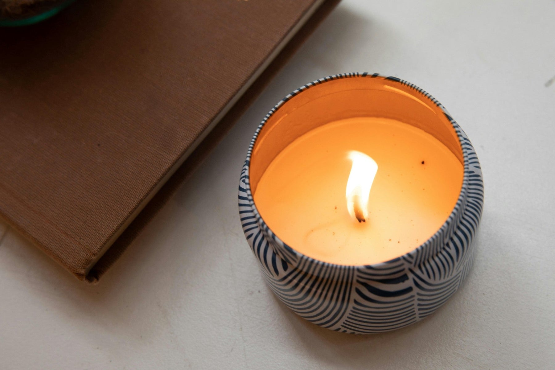 Minimalist Romance: Styling Your Home with Candlelight, Not Clutter